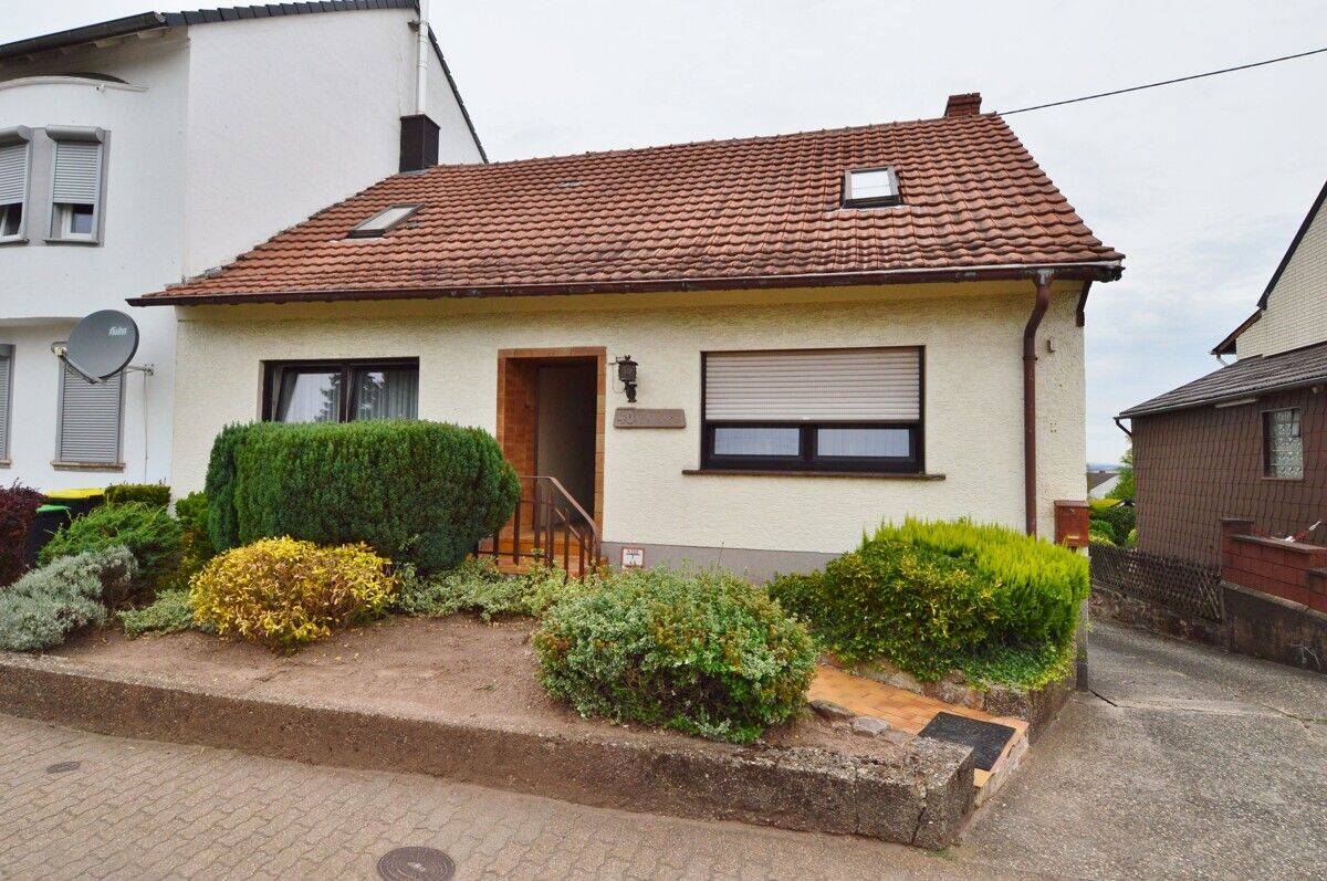 Vielseitiges Immobilienpaket: zwei Häuser, Lagerhalle und Garten, 66292 Riegelsberg