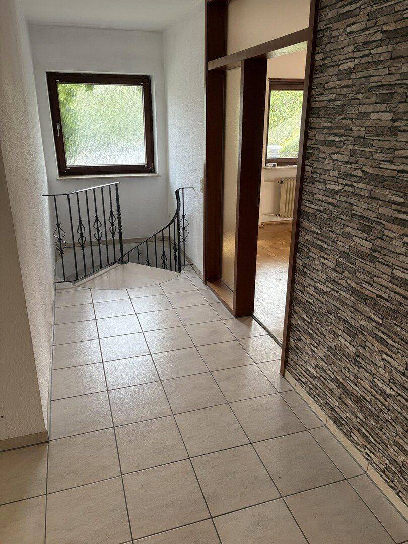 Attraktive Maisonette mit Südbalkon, zwei komplett renovierten Bädern und neuer Küche in Brühl, 68782 Brühl