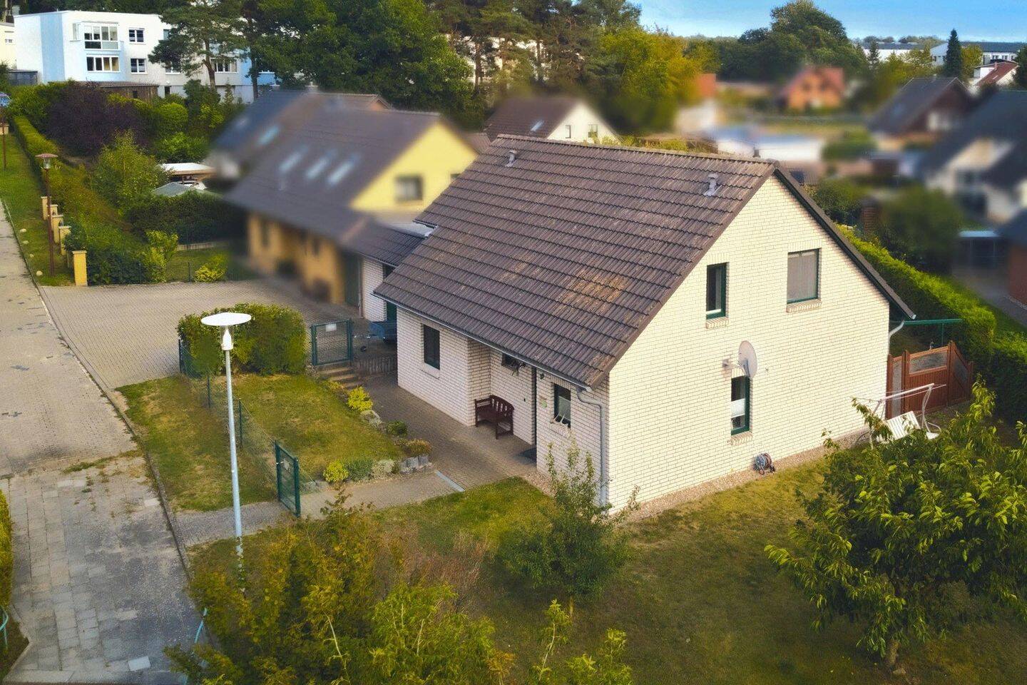 Frisch renoviertes Einfamilienhaus mit Garten, Doppelgarage und Terrasse, 17033 Neubrandenburg