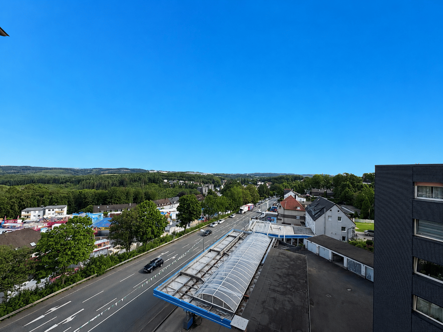 Großzügige 3-Zimmer-Wohnung mit Weitblick, Aufzug und Wintergartencharakter, 58507 Lüdenscheid