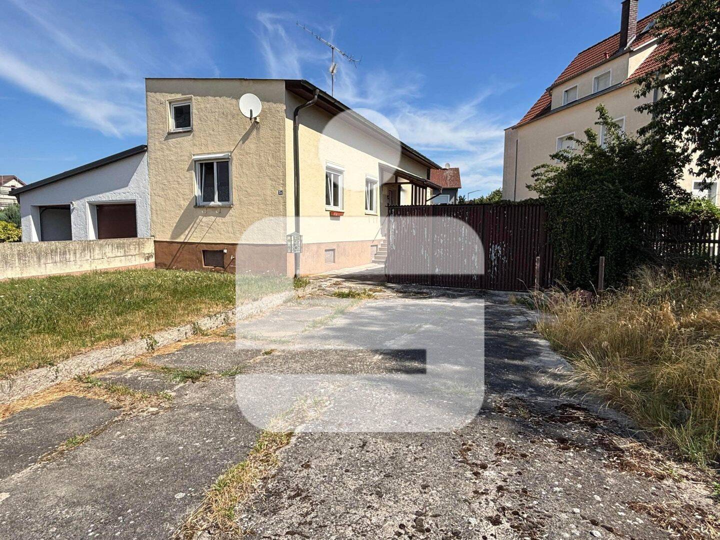 Grundstück mit Sanierungsobjekt in zentraler Lage, 92421 Schwandorf
