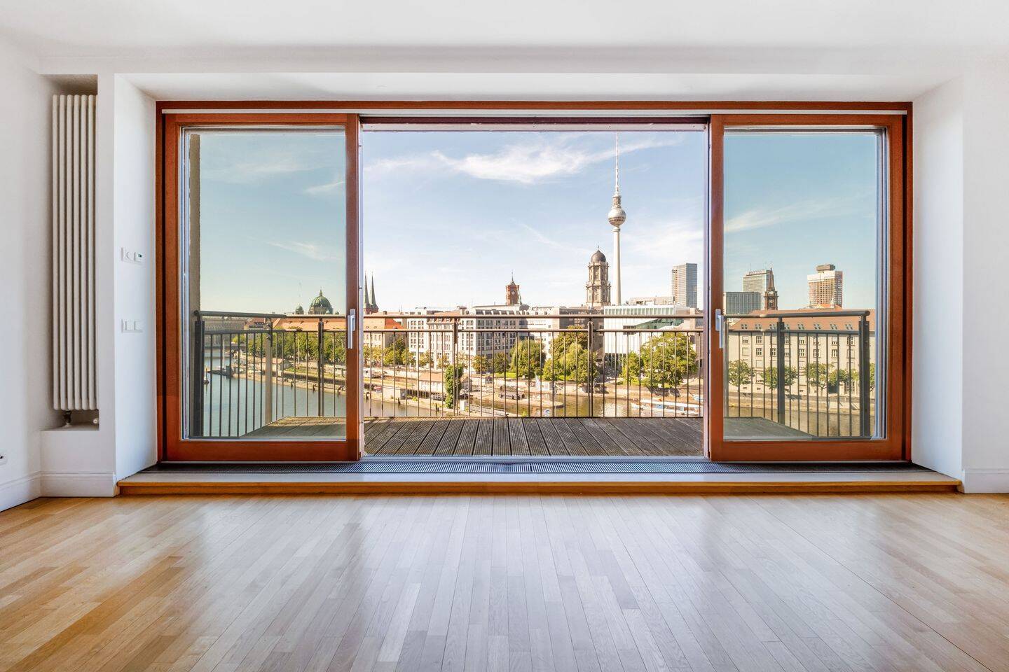 Spektakulärer Blick über die Spree und die Berliner Skyline, 10179 Berlin (Mitte)