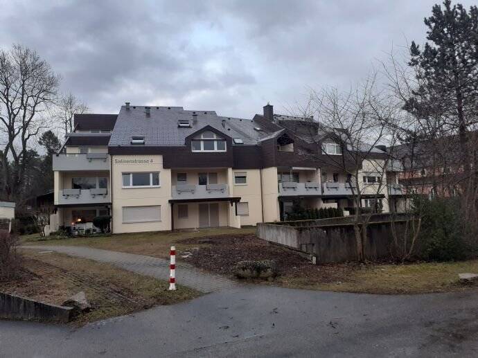 Gepflegte 2-Zimmer-Wohnung mit Einbauküche und Balkon, Tiefgaragenstellplatz, zentrale Lage, 1tes Obergeschoss, 78073 Bad Dürrheim