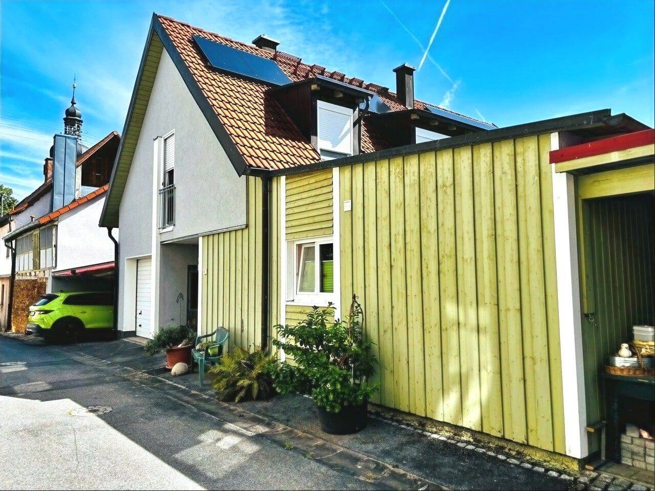 *TOP-ZUSTAND* Modernes, sehr gemütliches Haus mit Wi-Garten, Einbauküche, Kachelofen, PV/Speicher, Garage, 2 Carports uvm., 97461 Hofheim i. UFr.