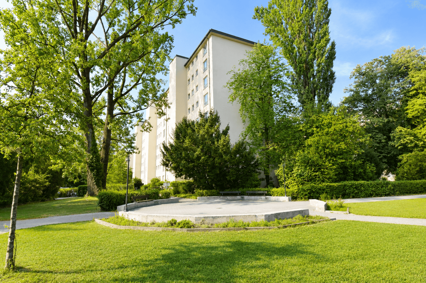 Über den Dächern von Bogenhausen: Sofort verfügbare 2-Zimmer-Wohnung mit Potenzial, 81677 München (Au-Haidhausen Berg am Laim Bogenhausen)
