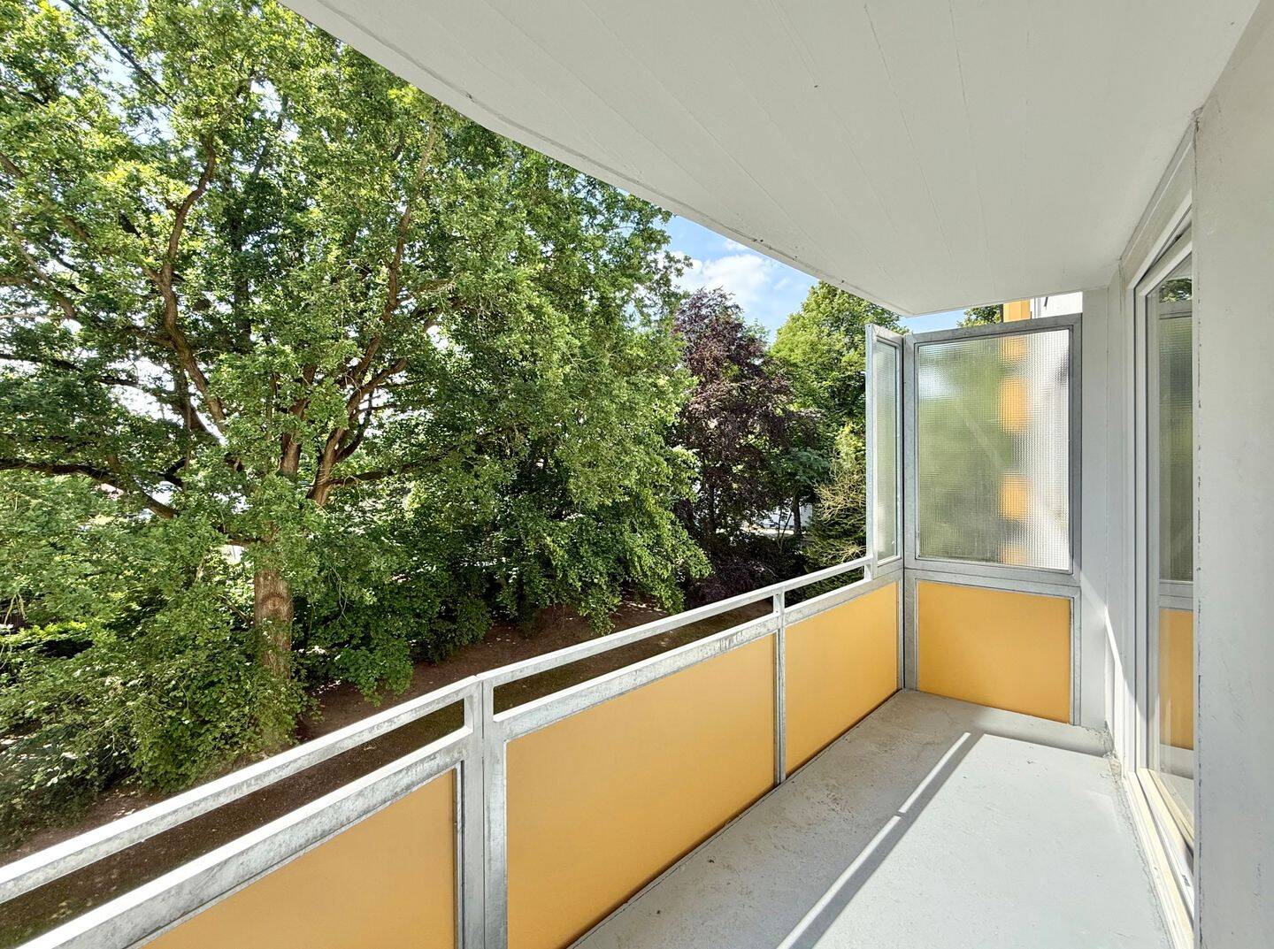 Moderne & frisch sanierte 1-Zimmer-Wohnung: hell, sonniger Balkon + schöner Ausblick ins Grüne, 30519 Hannover