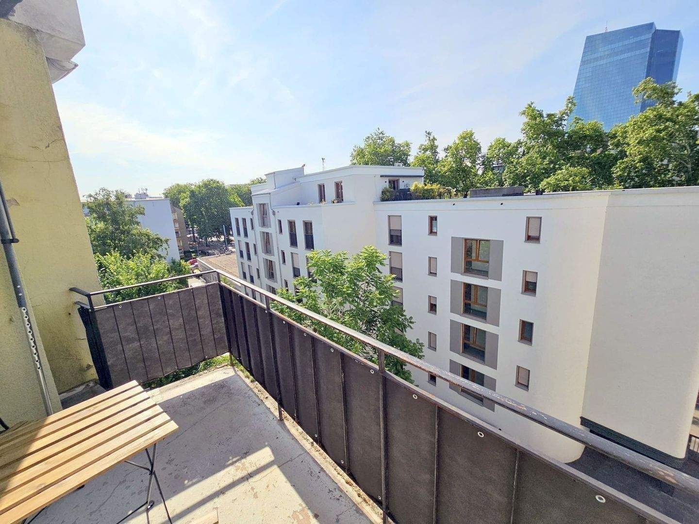Ab 01.12.2026 – modern möbliertes Zimmer in 3er WG – top Lage Ostend- fußläufig zur EZB, 60314 Frankfurt am Main (Fechenheim Ostend)