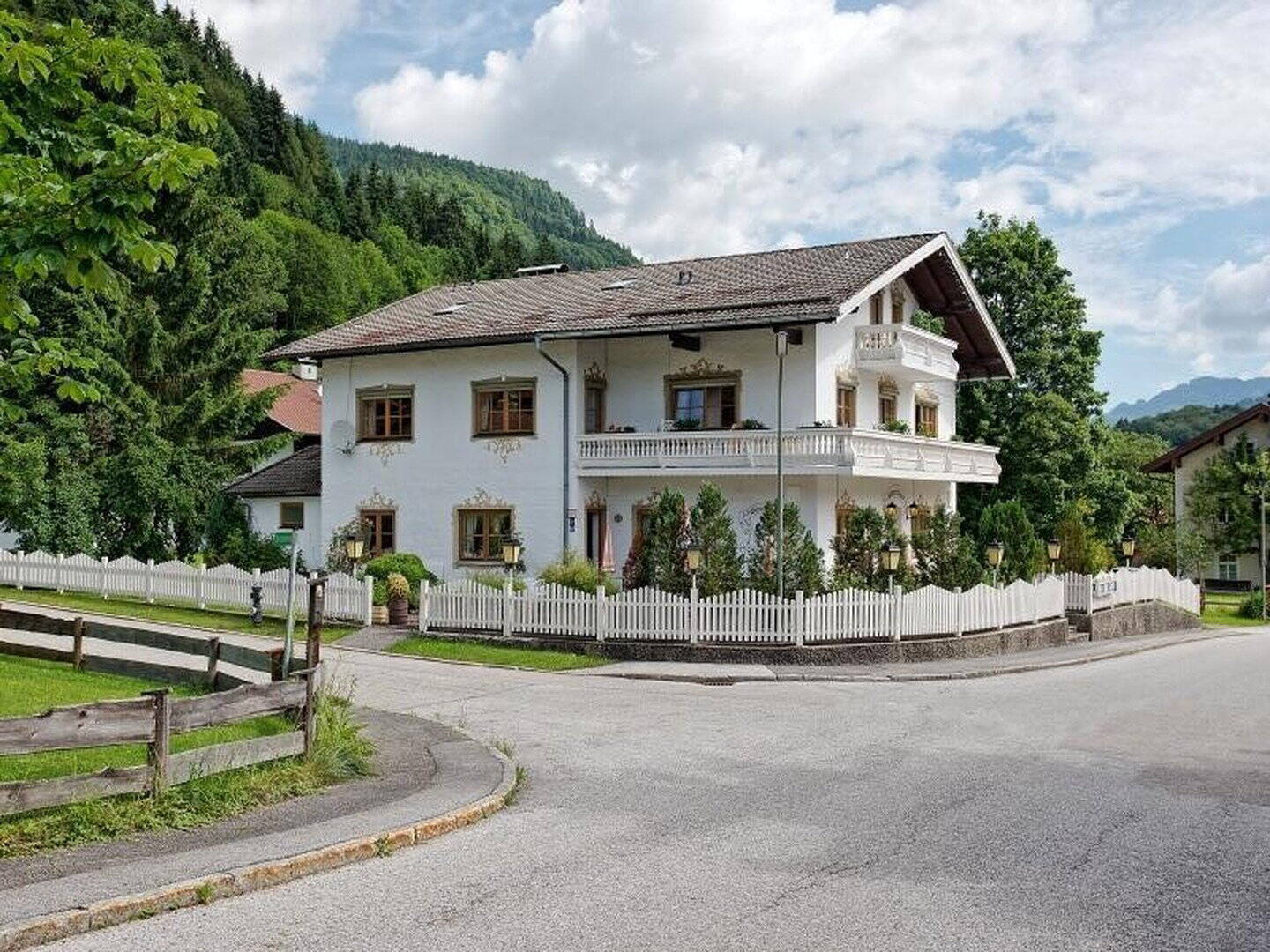 Grossimmobilie, Chiemseenähe, ca. 12 Räume, 7 Duschen/WC, 1 Garage+8 Stellplätze, Bergblick, 83229 Aschau i. Chiemgau (Aschau)
