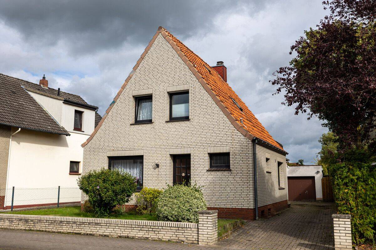 *** das LIEBEVOLLE EINFAMILIENHAUS mit GARTEN, GARAGE, ZWEI BÄDERN und DACHTERRASSE für SOFORT ***, 27751 Delmenhorst