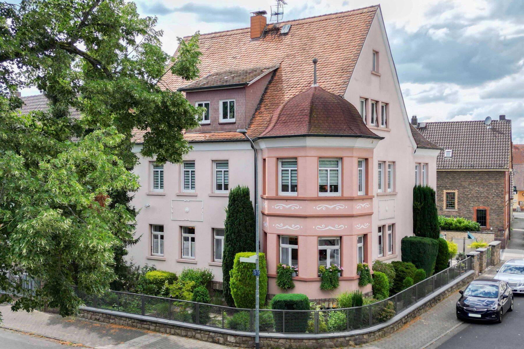 Stilvolle Villa mit Geschichte – Repräsentatives Mehrfamilienhaus in ruhiger Lage von Hainstadt, 63512 Hainburg