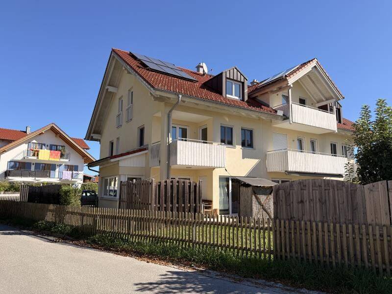 Am Klostergarten: großes modernes Eckhaus mit Südwestgarten im Klosterdorf Polling bei Weilheim, 82398 Polling