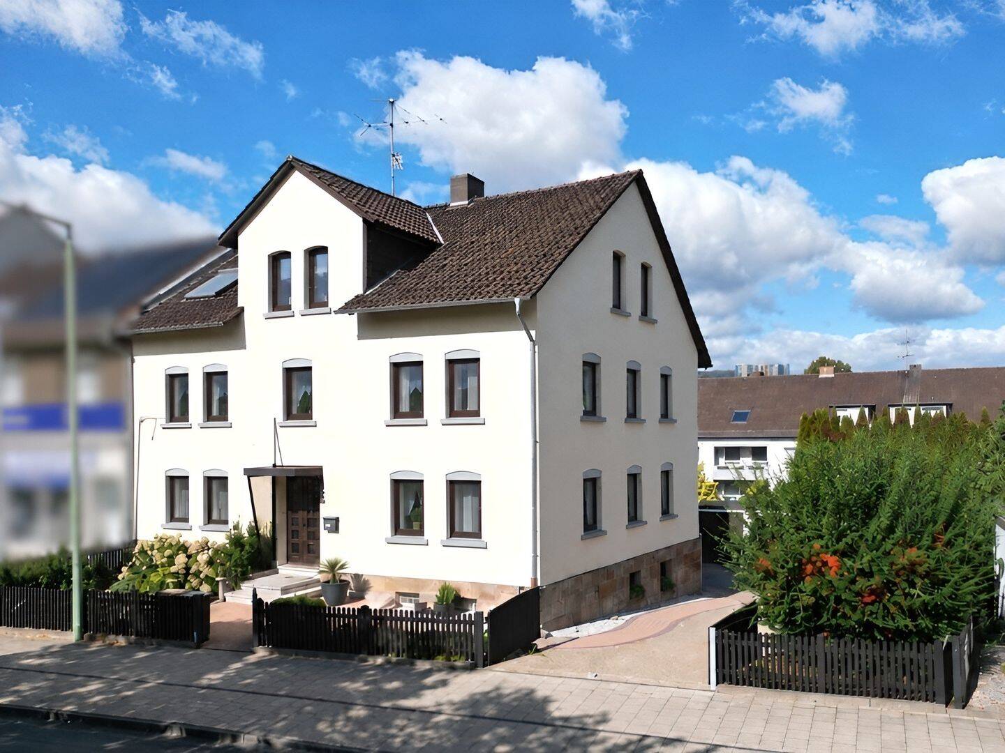 Ein Zuhause mit Weitblick: großzügiges Einfamilienhaus mit Dachterrasse, Herkulesblick und zusätzlichen Mieteinnahmen, 34132 Kassel (Bad Wilhelmshöhe Brasselsberg Niederzwehren Nordshausen Oberzwehren)