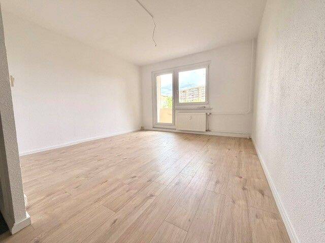 ** 1 Monat Mietfrei **sanierte 3 Raum mit Balkon in ruhiger Lage im 2. OG **, 8529 Plauen