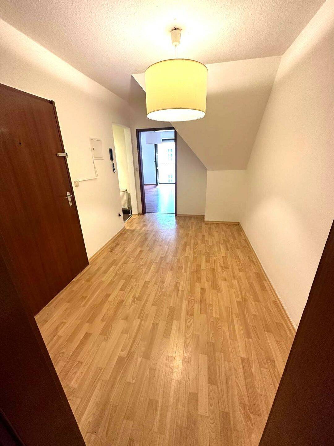 Gemütliches Dachgeschoss-Apartment mit viel Licht – sofort verfügbar, 84028 Landshut (Altstadt Peter und Paul)