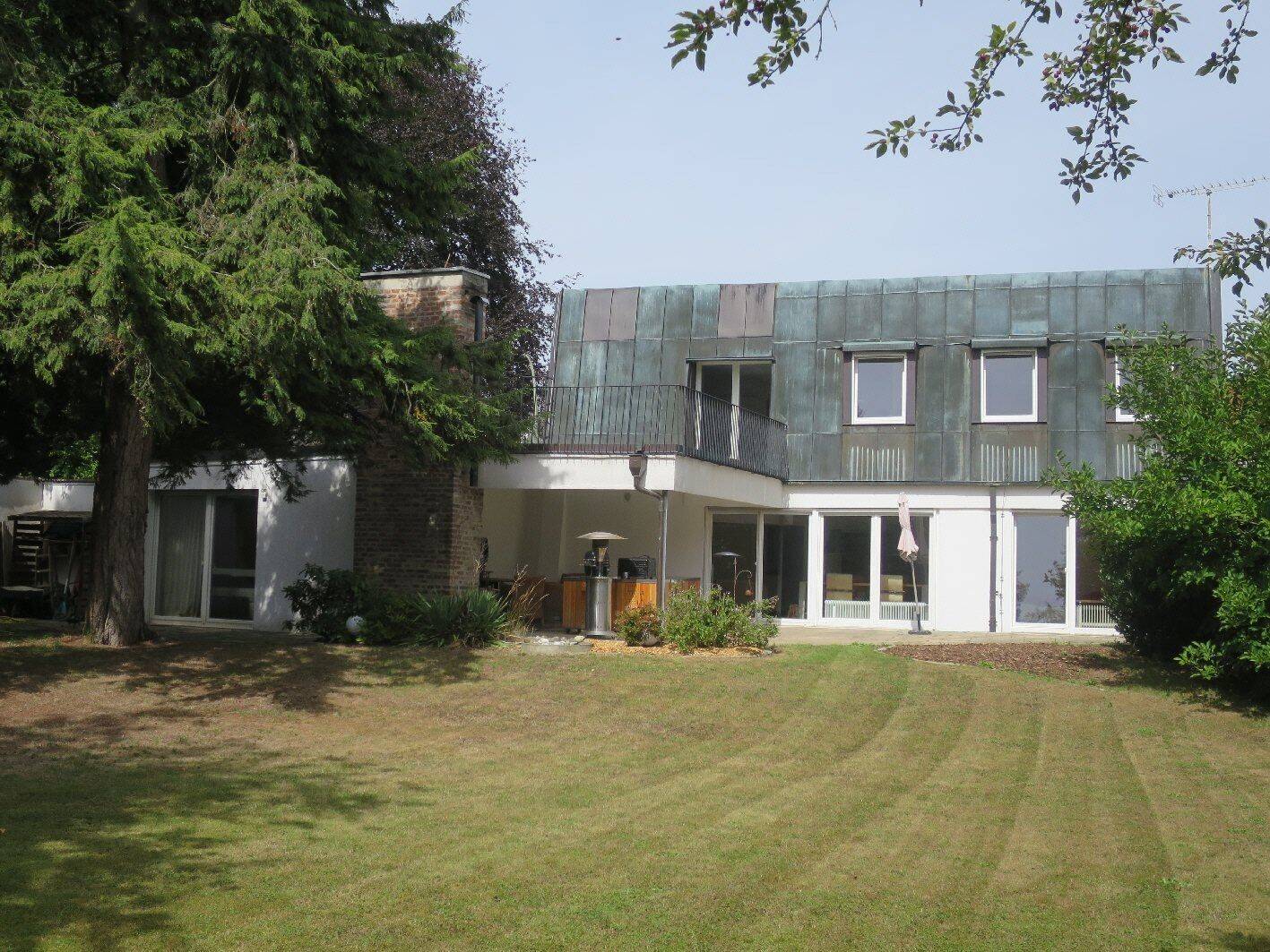 Top-Lage in Neusäß-Westheim: Außergewöhnliches EFH mit ca. 190 m² Wfl. und Doppelgarage, 86356 Neusäß