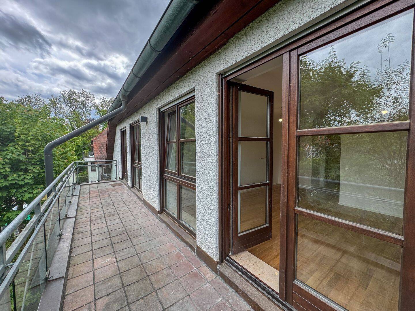 Modernisierte 3-Zimmer Dachgeschoss Wohnung – 2 Balkone + 2 Badezimmer, 81545 München (Untergiesing-Harlaching)