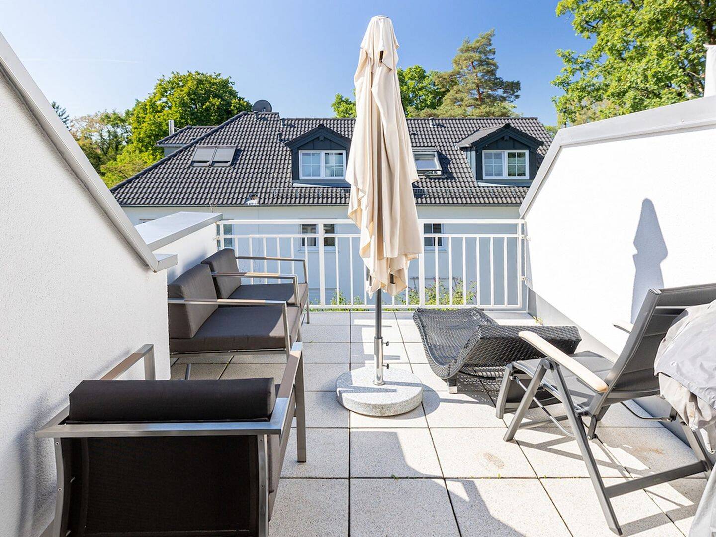 Moderne und helle Dachgeschosswohnung mit Südloggia in Waldtrudering, 81827 München (Ramersdorf-Perlach Trudering-Riem)
