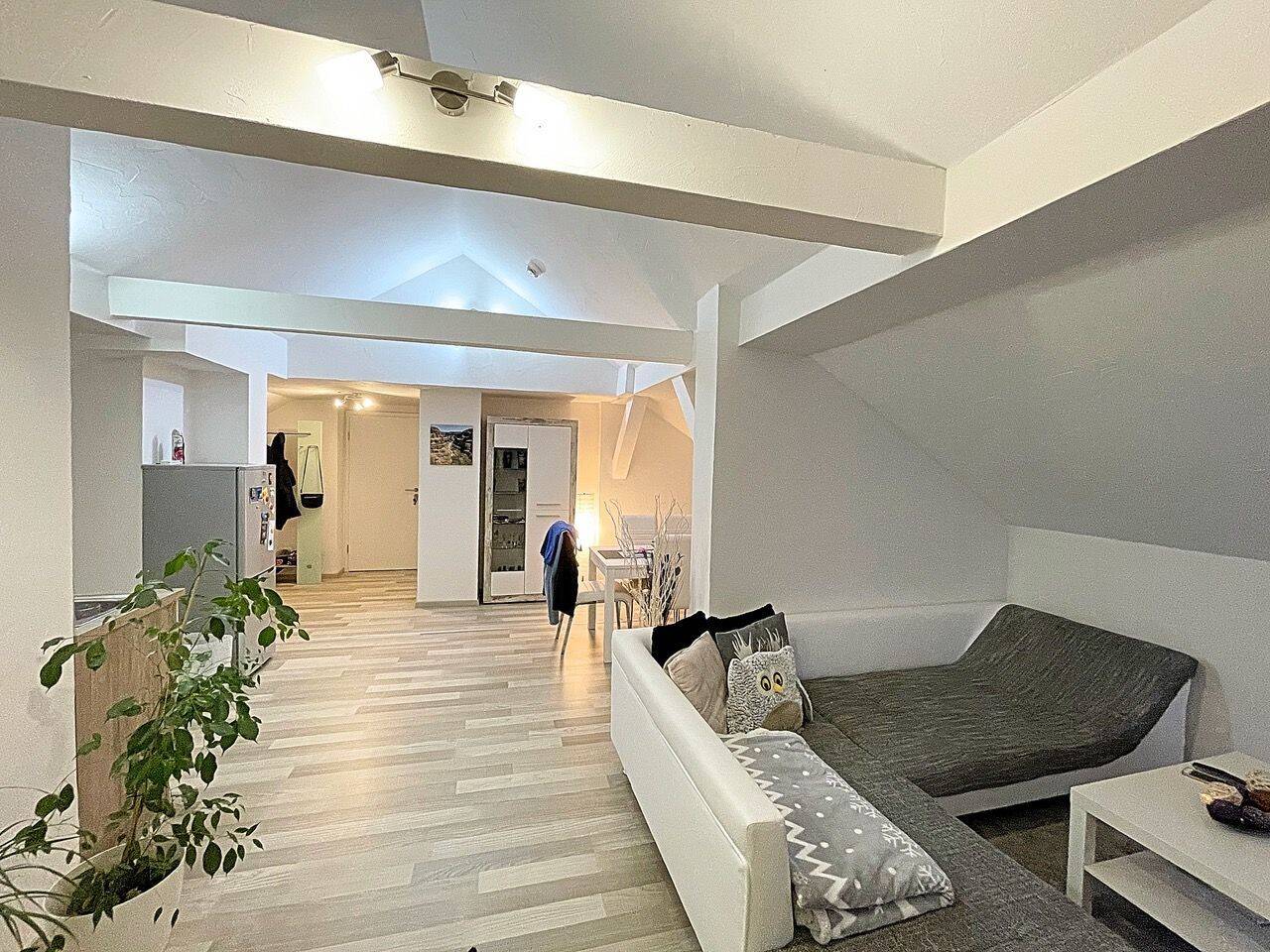 Charmante 2-Zimmer-Dachgeschosswohnung in Oberlindach mit hohen Decken und Einbauküche, 91085 Weisendorf