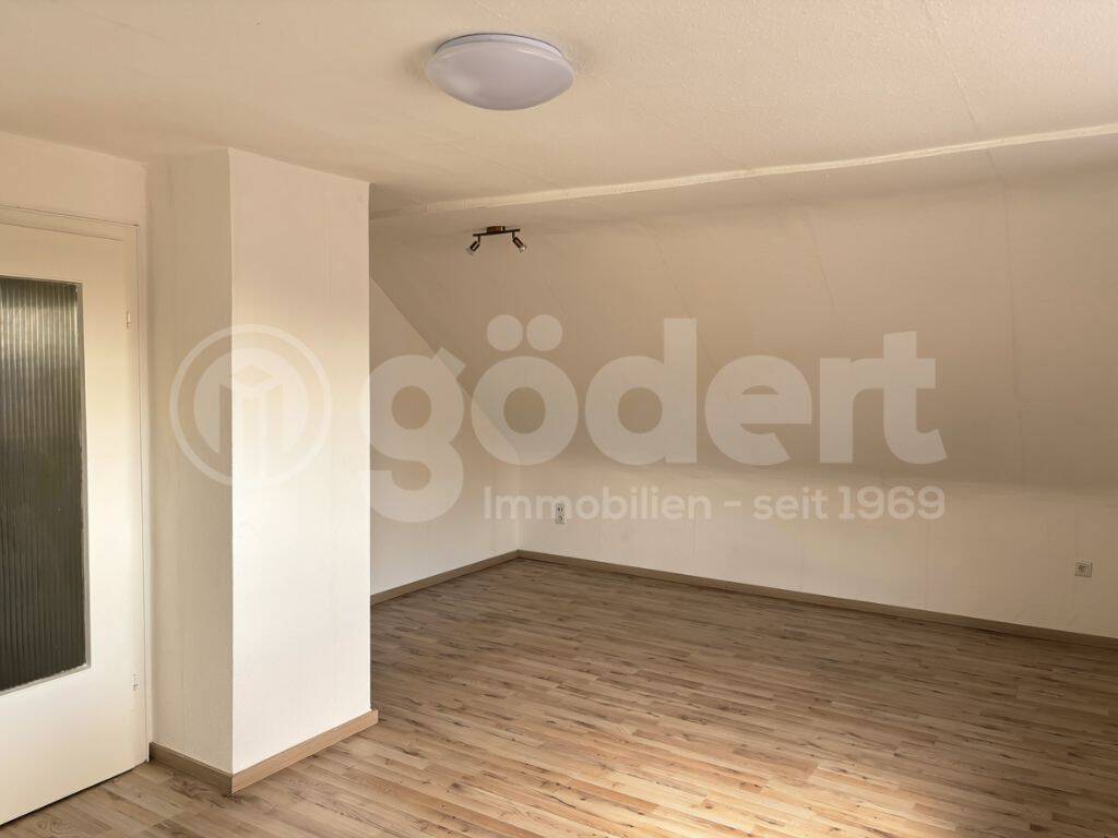 Ein Nest unterm Dach – renovierte DG-Wohnung für einen Single!, 63773 Goldbach