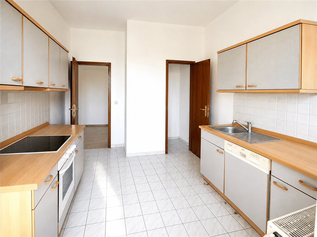 Großzügig, hell und ruhig: Charmante 2-Zimmer-Wohnung mit Balkon ins Grüne, großer Einbauküche und viel Stauraum, 9130 Chemnitz (Hilbersdorf Sonnenberg Yorckgebiet Zentrum)