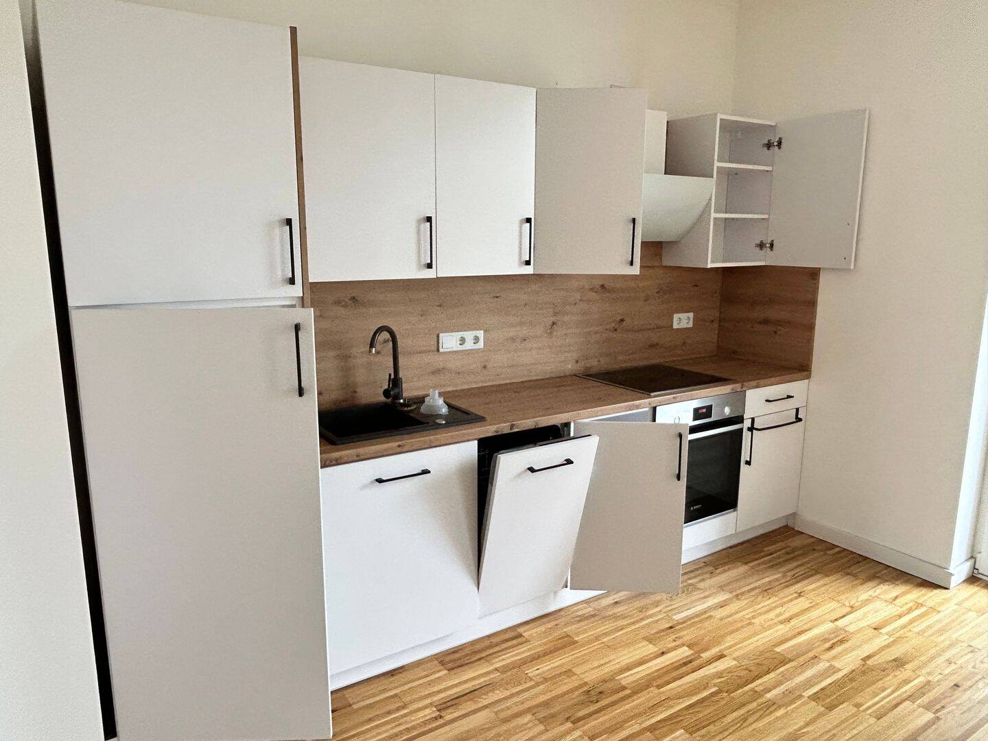 NEUWERTIGE Wohnung mit Parkett, Fußbodenheizung, EBK und Balkon in Stadtparknähe!!!, 9120 Chemnitz (Altchemnitz Bernsdorf Helbersdorf Kapellenberg)