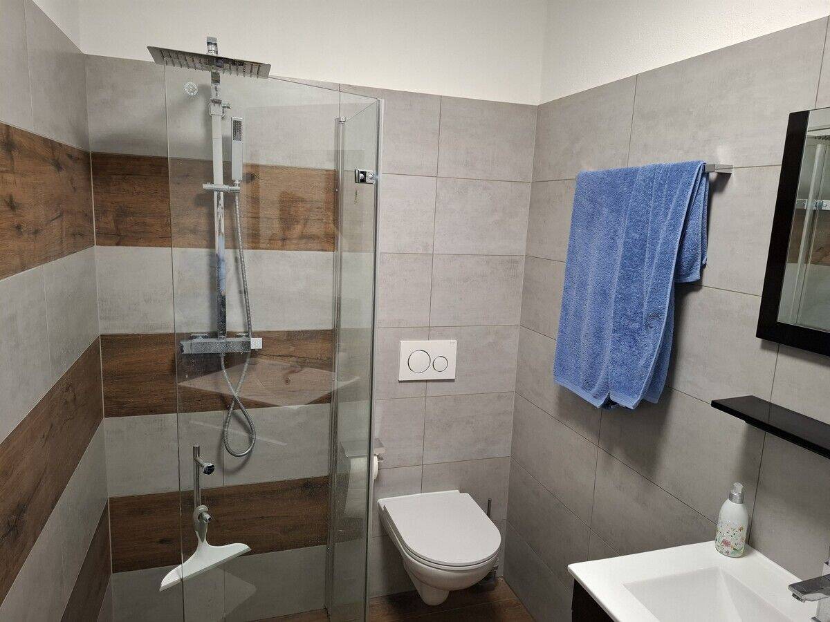 Gepflegtes 1-Zimmer-Penthouse Apartement mit Terrasse in Rosenheim – Anfragen nur per Mail, 83026 Rosenheim (Aising Happing Pang Süd)