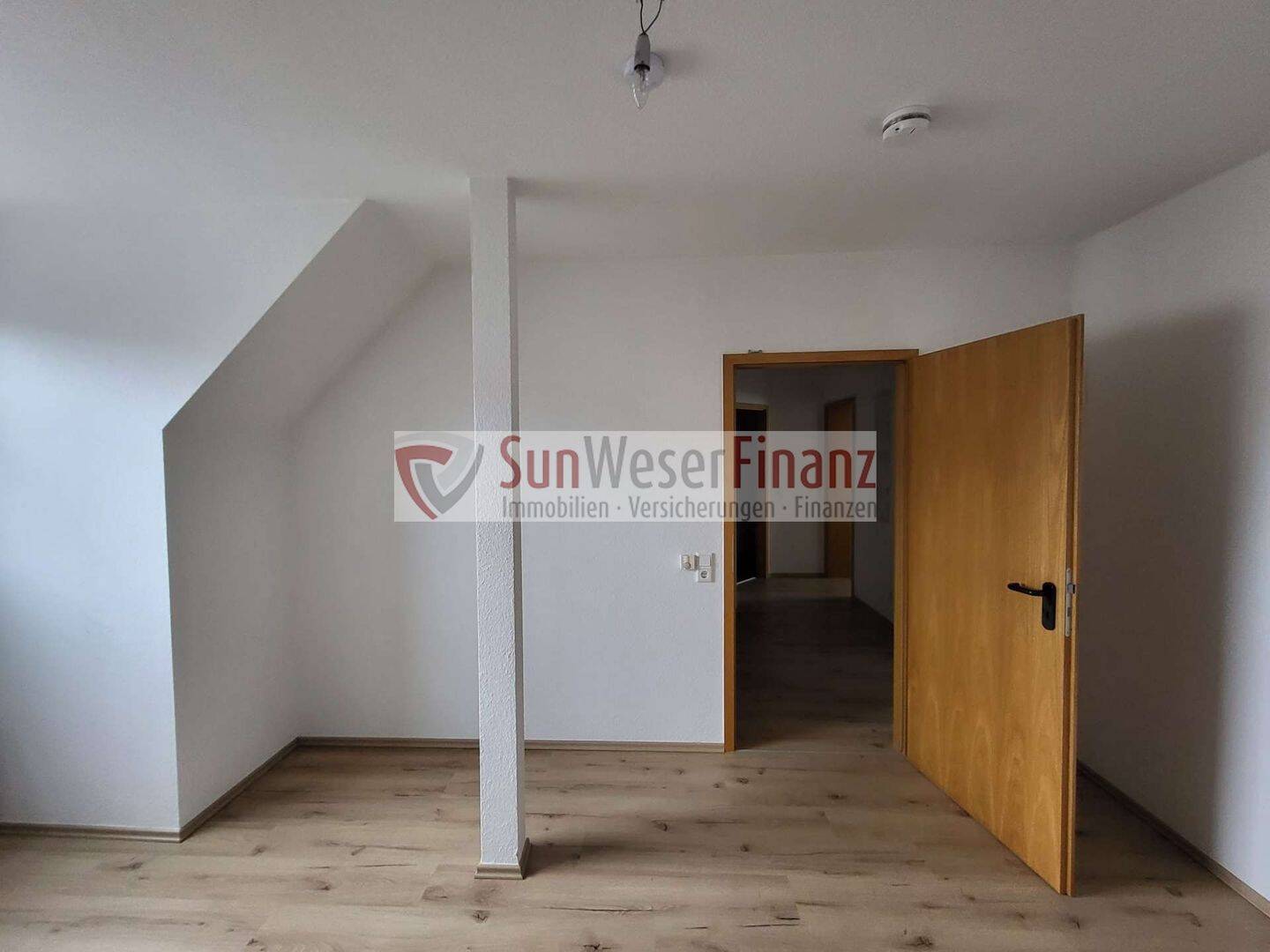 1 Monat mietfrei ! – Helle 2- Zimmer Dachgeschosswohnung in zentraler Lage, 33014 Bad Driburg