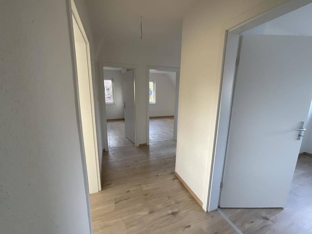 Frisch sanierte 3-Zimmer-Wohnung im Dachgeschoss mit Wanne in Wilhelmshaven City, 26382 Wilhelmshaven (Bant Heppens Innenhafen Innenstadt Siebethsburg)