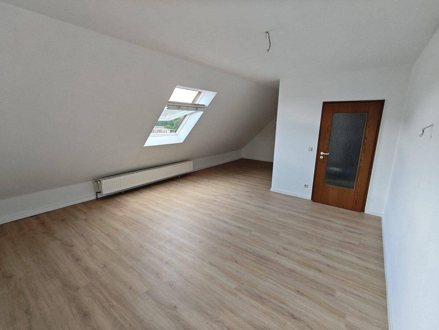 Renovierte 2-Zimmer-DG-Wohnung mit hochwertiger Einbauküche in zentraler Lage von Iserlohn, 58636 Iserlohn