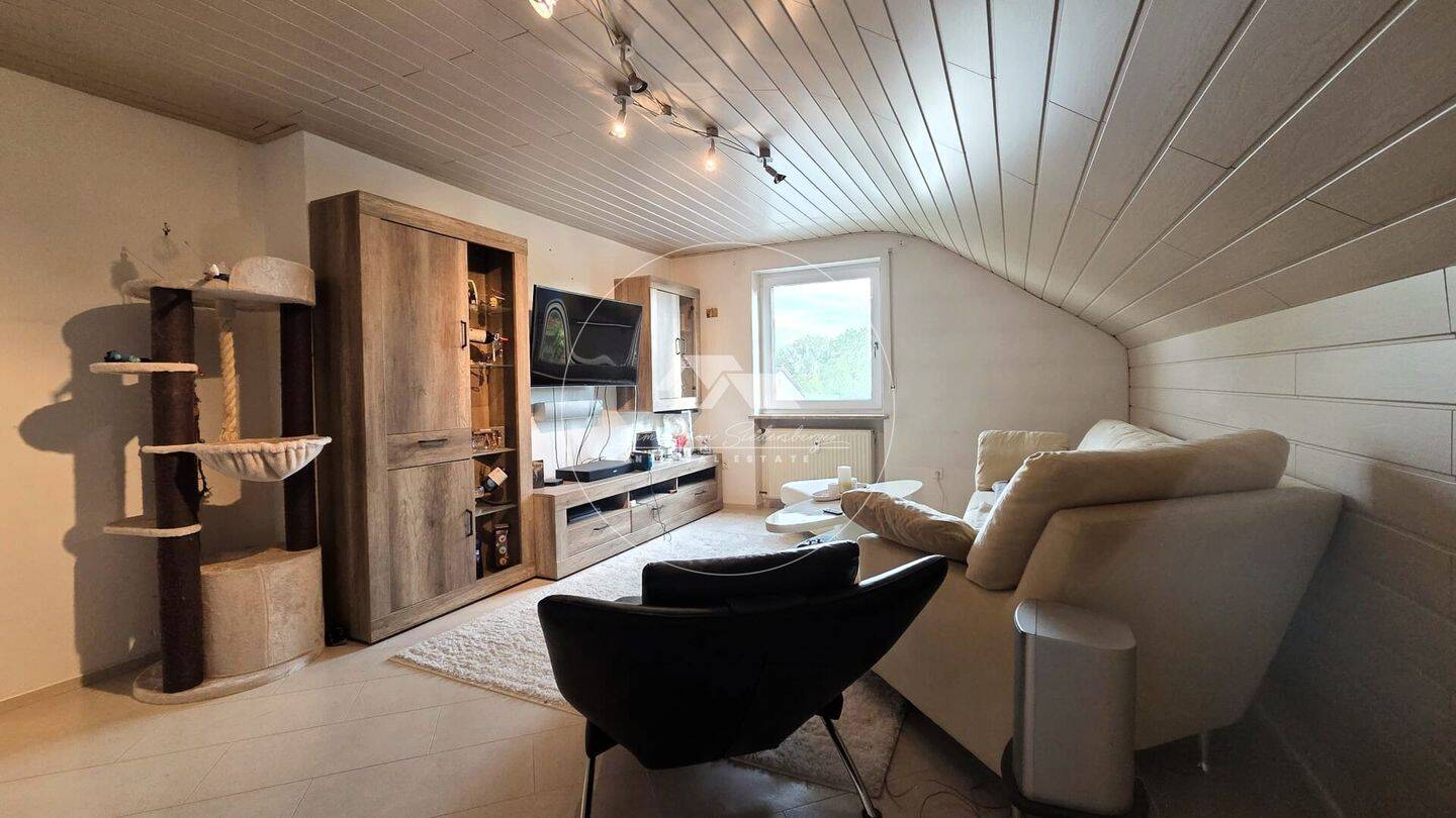 Gemütliche 3-Zimmer-Dachgeschosswohnung mit Gartenmitbenutzung und Garage in Regensburg-Schwabelweis, 93055 Regensburg (Brandlberg-Keilberg Burgweinting-Harting Innenstadt Ostenviertel Schwabelweis)