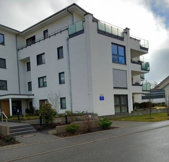 Neuwertige 3,5- Zi.- Wohnung (Wohnfl. 123,5 m²) mit EBK, 2 Balkone, 2 TG- St.plätze  / Balkone, 2 Balkonen und 2 TG- St.plätze  / 88441 Mittelbiberach, 88441 Mittelbiberach