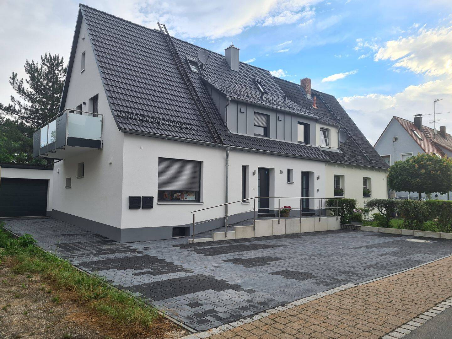 Mehr als eine Wohnung! 6-Zimmer-Wohnung (+Bad und Gästebad) mit Balkon, Terrasse und Garten in Neunkirchen a.Brand, Zweitbezug nach Sanierung (DHH), 91077 Neunkirchen a. Brand