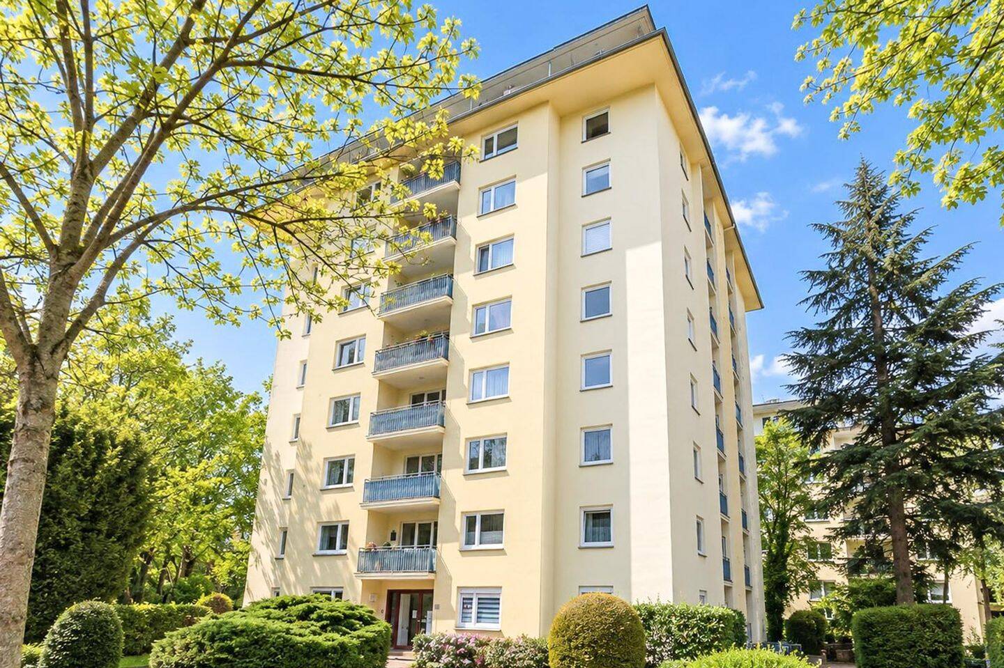 Zentrale Lage, Ruhe und ein beeindruckender Fernblick – 2-Zimmer-Wohnung mit Loggia in Wiesbaden, 65185 Wiesbaden (Wiesbaden)