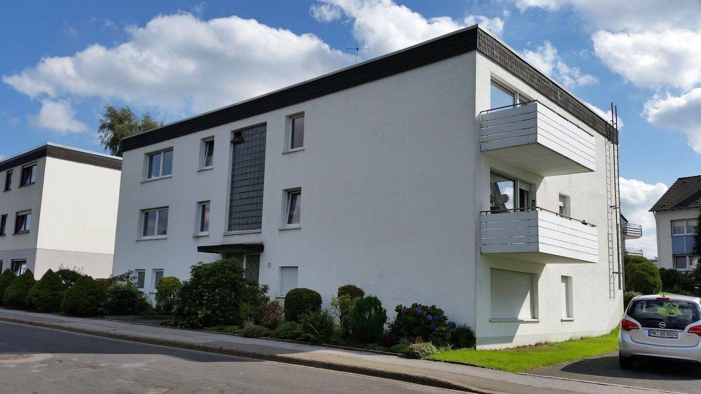 Hell, saniert mit Balkon in zentraler Lage, 58553 Halver