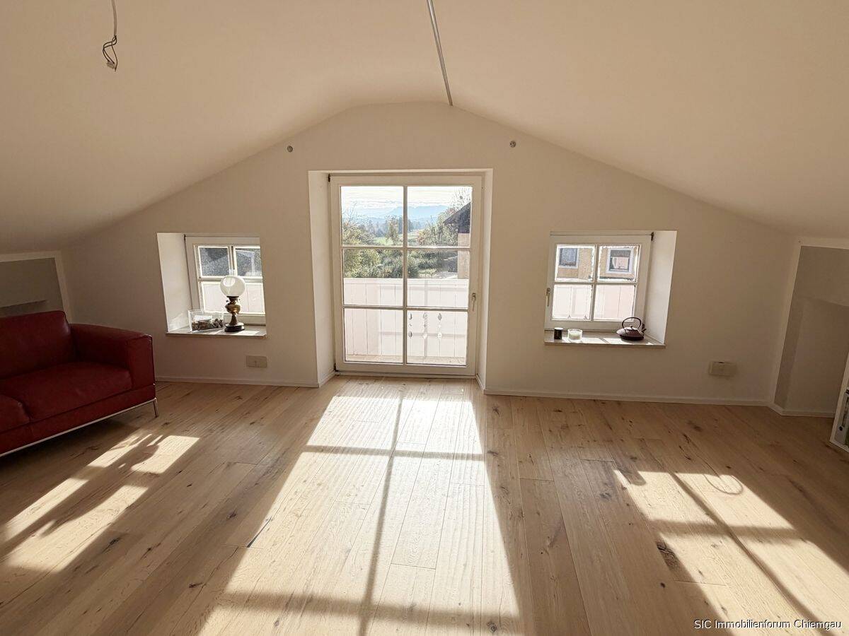 Top Preis! Sofort vermieten od. einziehen! Helle 2,5 Zimmer DG-wohnung mit Balkon am Tachinger See, 83373 Taching a. See