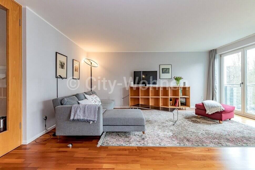 Helle, möblierte 3-Zimmer-Wohnung mit Balkon und Blick auf den Kanal in Hamburg-Winterhude, 22301 Hamburg (Hamburg-Nord Winterhude)