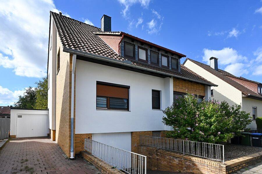 Großzügiges Ein- bis Zweifamilienhaus mit großem sonnigen Garten in Heisede, 31157 Sarstedt