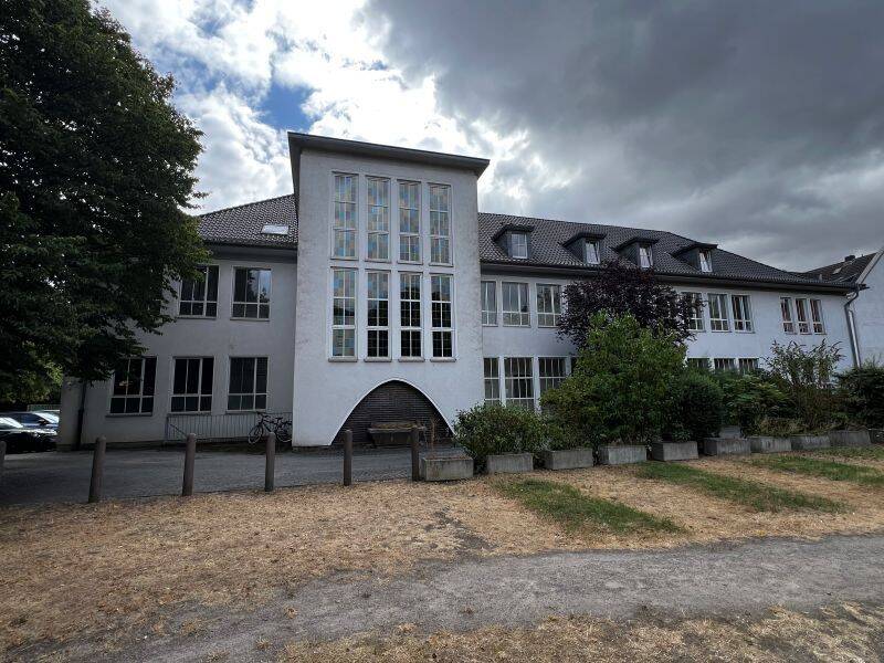 Wohnen in einer alten Schule: Schöne helle 2-Zimmer-Wohnung im 1. OG, 47229 Duisburg (Bergheim Friemersheim Rheinhausen-Mitte)