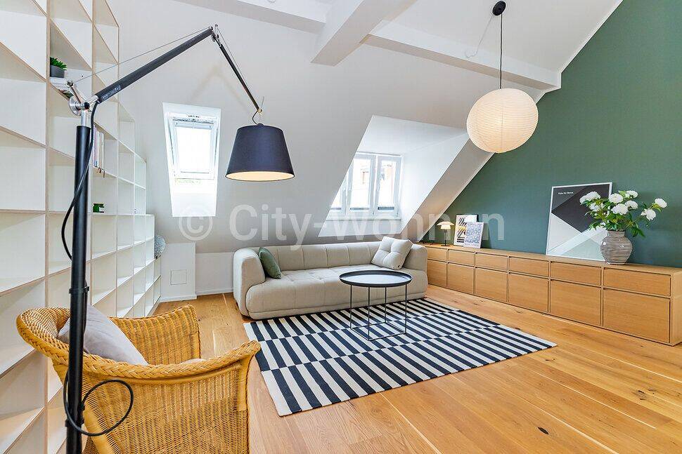 Helle und großzügige Dachgeschosswohnung mit 2 Loggien in Hamburg-Barmbek, 22083 Hamburg (Hamburg-Nord Barmbek-Süd)