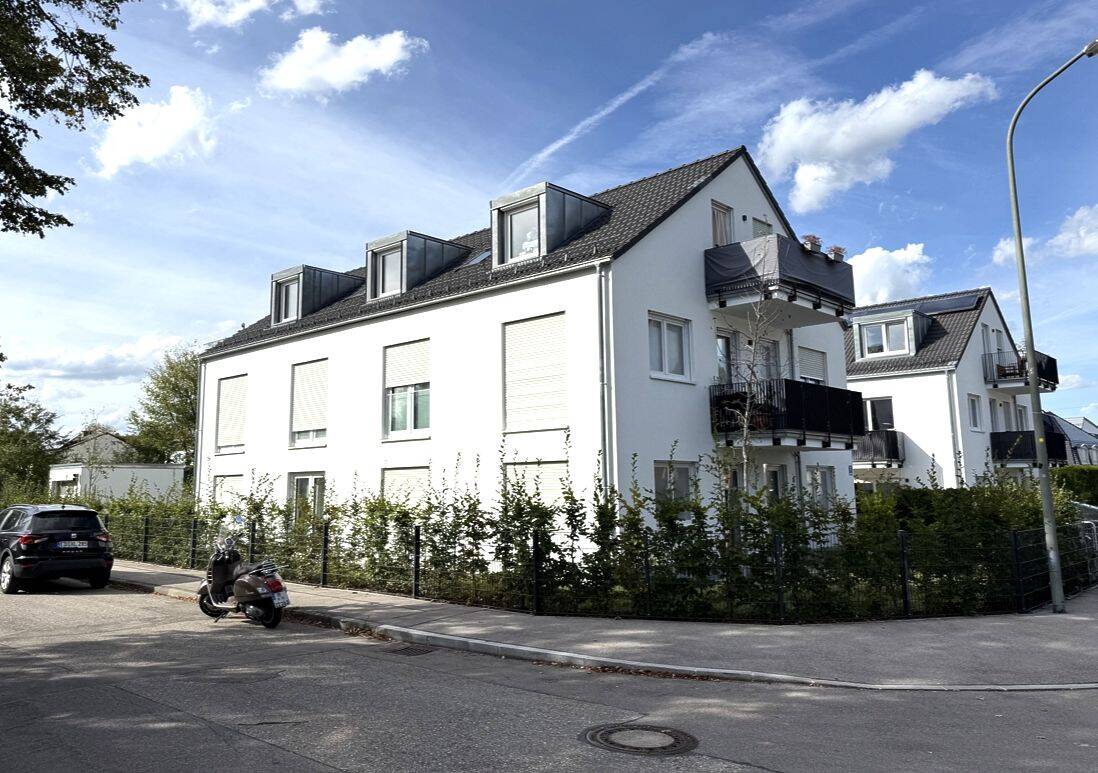 Moderne 2,5-Zimmerwohnung mit schickem Bad und zwei Balkonen, 82131 Gauting