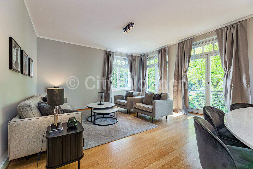 Hochwertig ausgestattete Wohnung mit 2 Schlafzimmern und Tiefgaragenstellplatz in Hamburg-Nienstedten, 22609 Hamburg (Altona Groß Flottbek Nienstedten Osdorf Othmarschen)