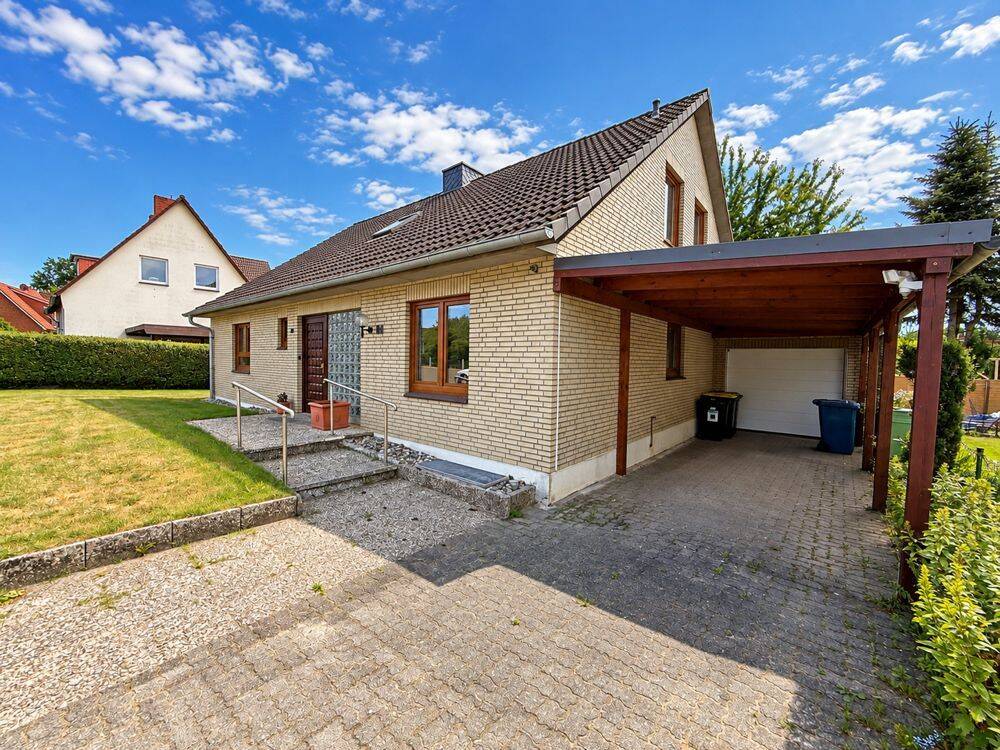 Reinfeld – großzügiges EFH mit Vollkeller, Garage und Carport in Sackgassenlage, 23858 Reinfeld (Holstein)
