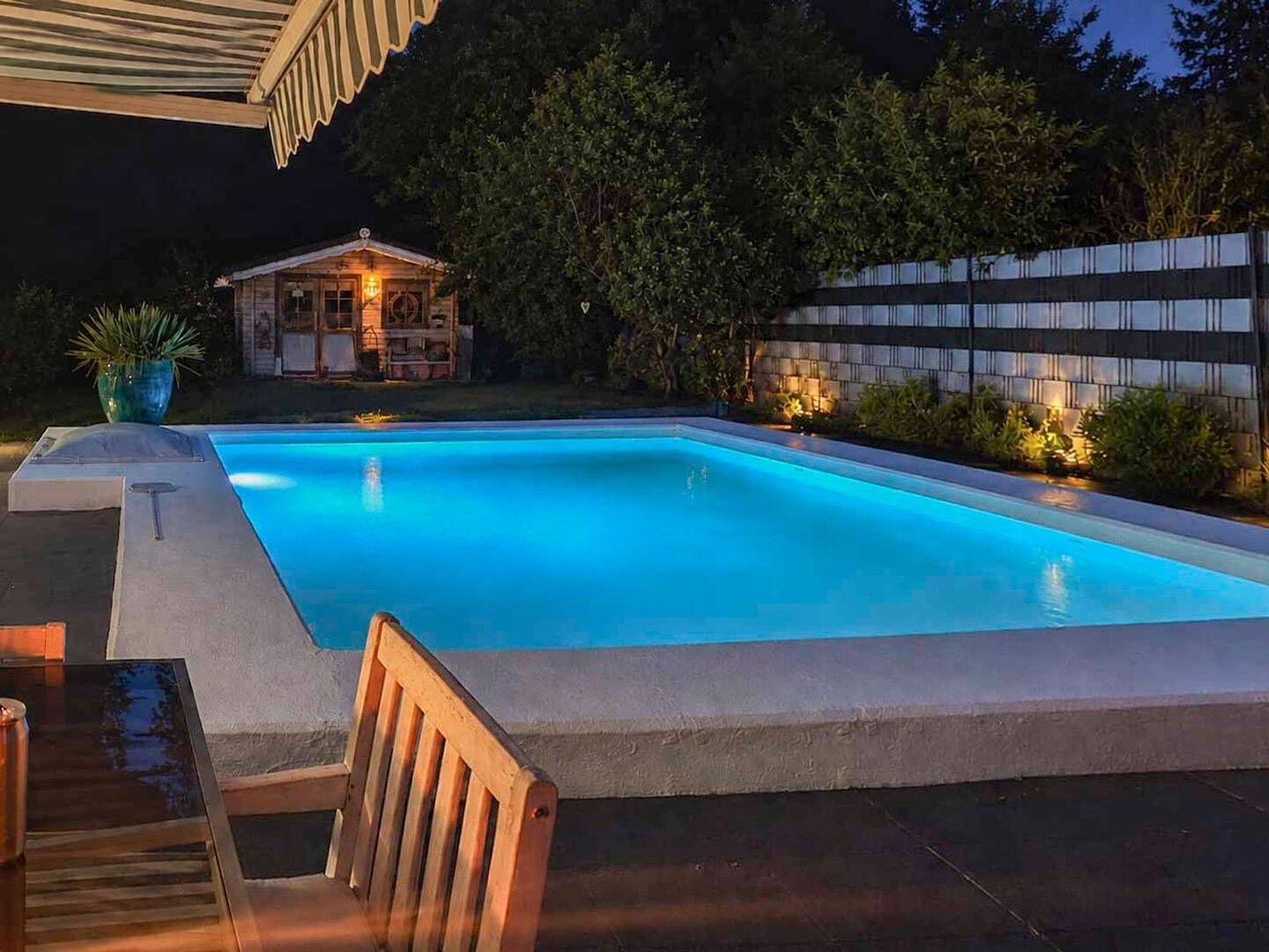 Urlaubsfeeling mit Pool – charmante Doppelhaushälfte mit viel Ausbaupotenzial, 47167 Duisburg (Marxloh Neumühl Obermarxloh Röttgersbach)