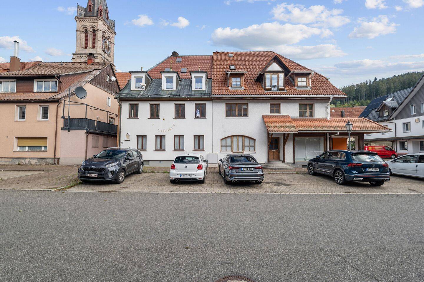 Vöhrenbach: 2 Doppelhaushälften – Wohnhaus + Wohn-/Geschäftshaus, 309 m² Wohnen, 106 m² Gewerbe, 78147 Vöhrenbach