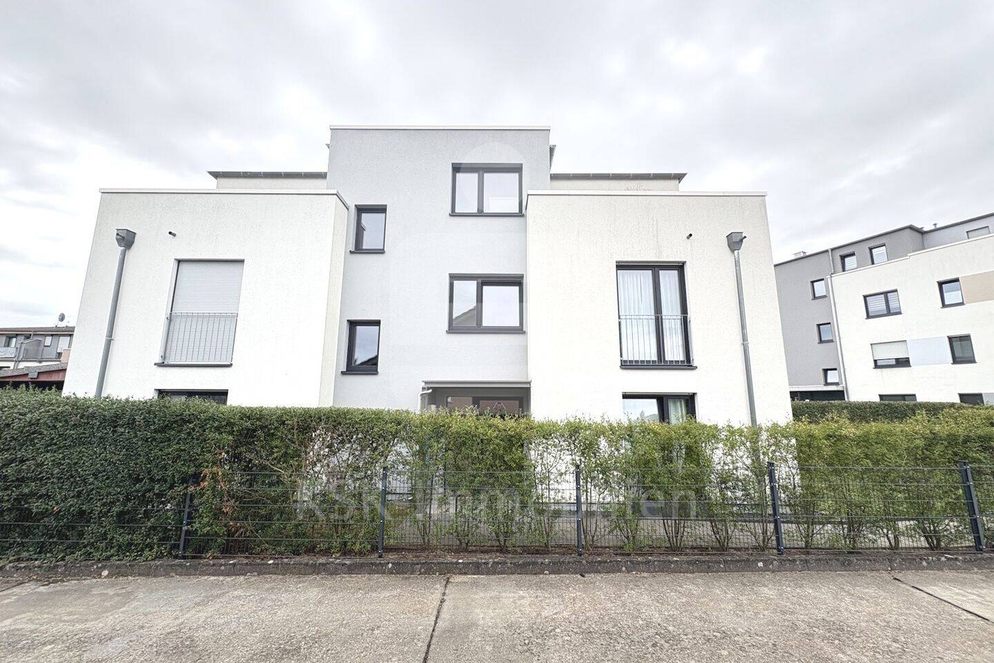Moderne 3-Zimmer-Terrassenwohnung mit zwei Bädern und Tiefgaragenstellplatz., 53859 Niederkassel