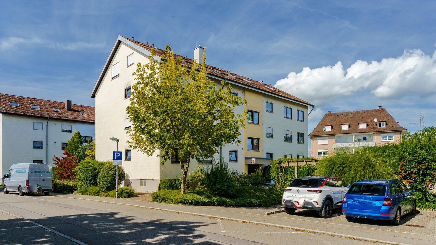 2-Zimmer Dachgeschosswohnung mit Loggia, Garage und unheimlich viel Potenzial in Friedrichshafen, 88046 Friedrichshafen