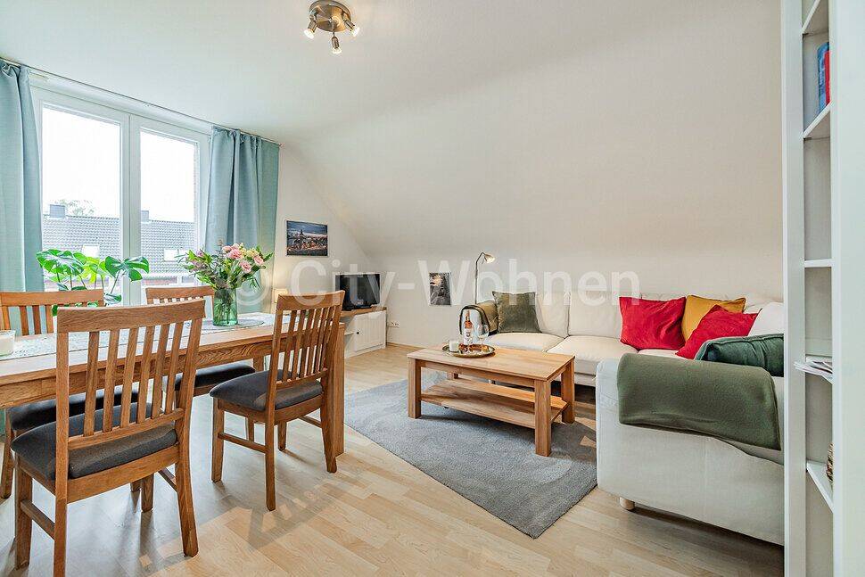 Charmant eingerichtete 3-Zimmer Wohnung mit Balkon und zwei Schlafzimmern in Hamburg-Osdorf, 22549 Hamburg (Altona Bahrenfeld Lurup Osdorf)
