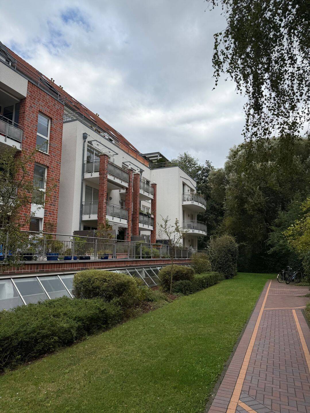Vollständig neu renovierte 2-Zimmer-Wohnung mit sonnigem Balkon und Blick auf den Bürgerpark, 28215 Bremen (Bahnhofsvorstadt Findorff-Bürgerweide Regensburger Straße Weidedamm)