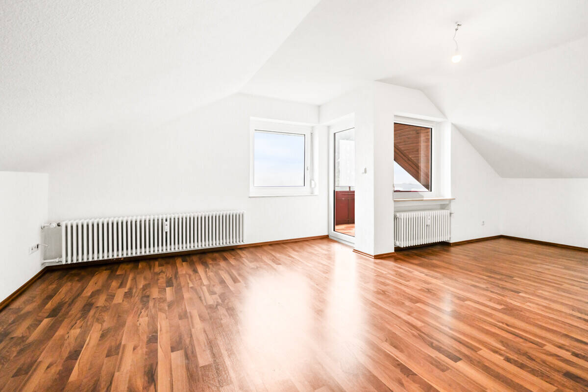 Modernisierte 3-Zimmer-Dachgeschosswohnung mit Balkon und zwei Außenstellplätzen in Mühlhausen, 88436 Eberhardzell