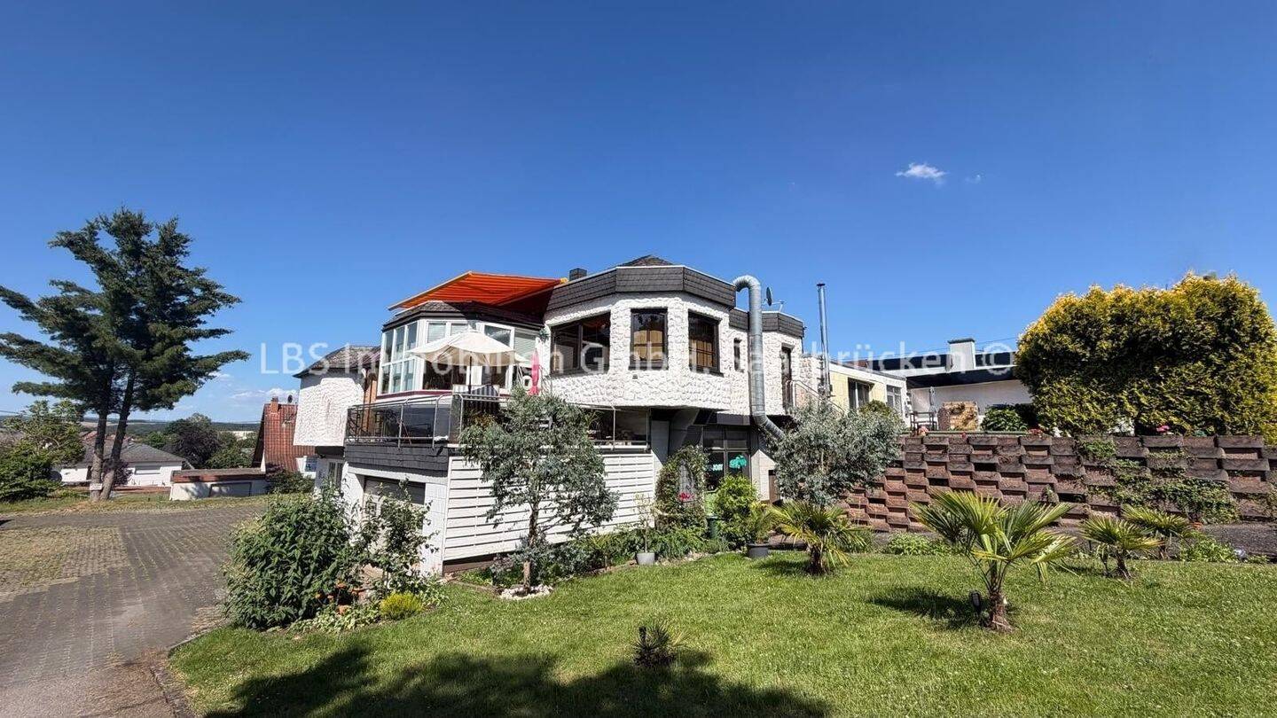 Wohnhaus mit Halle und Büro – 154 m² Wfl. – 5ZKB – 156 m² Hallen- und Nutzfläche – 1.132 m² Grdst., 66687 Wadern